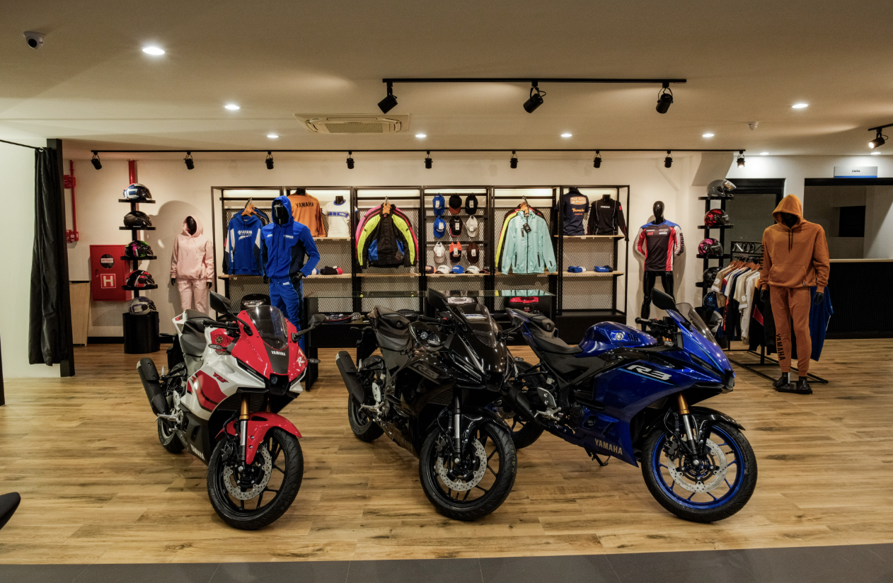 Showroom da Yamaha em Caruaru com três motos expostas e vestuário da marca