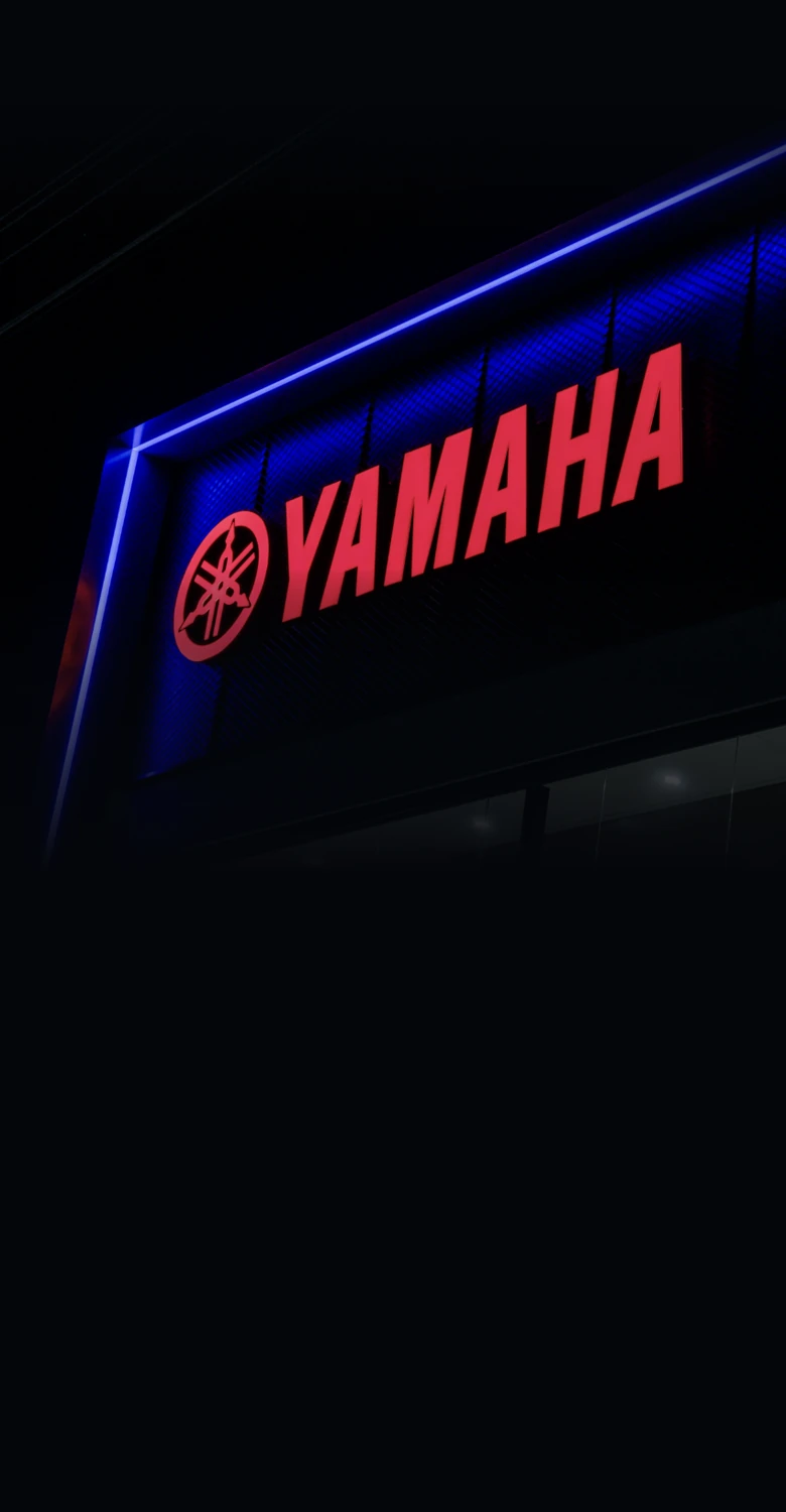 Letreiro iluminado da Yamaha em Caruaru à noite, com contorno de LED azul