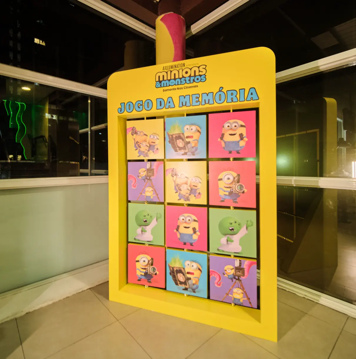 Ativação de jogo da memória Minions e Monstros no salão da loja