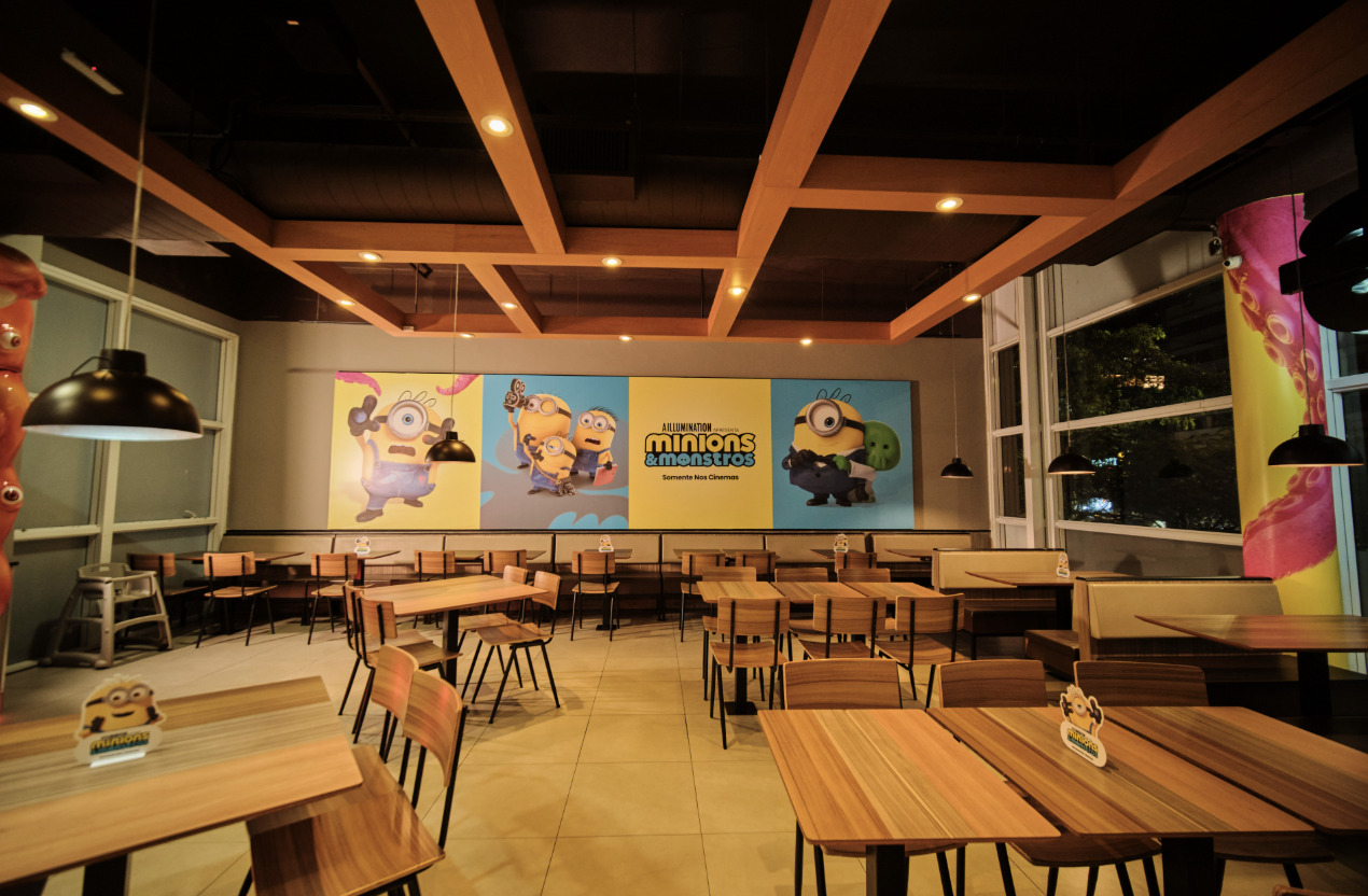 Salão do Burger King com murais de Minions e Monstros