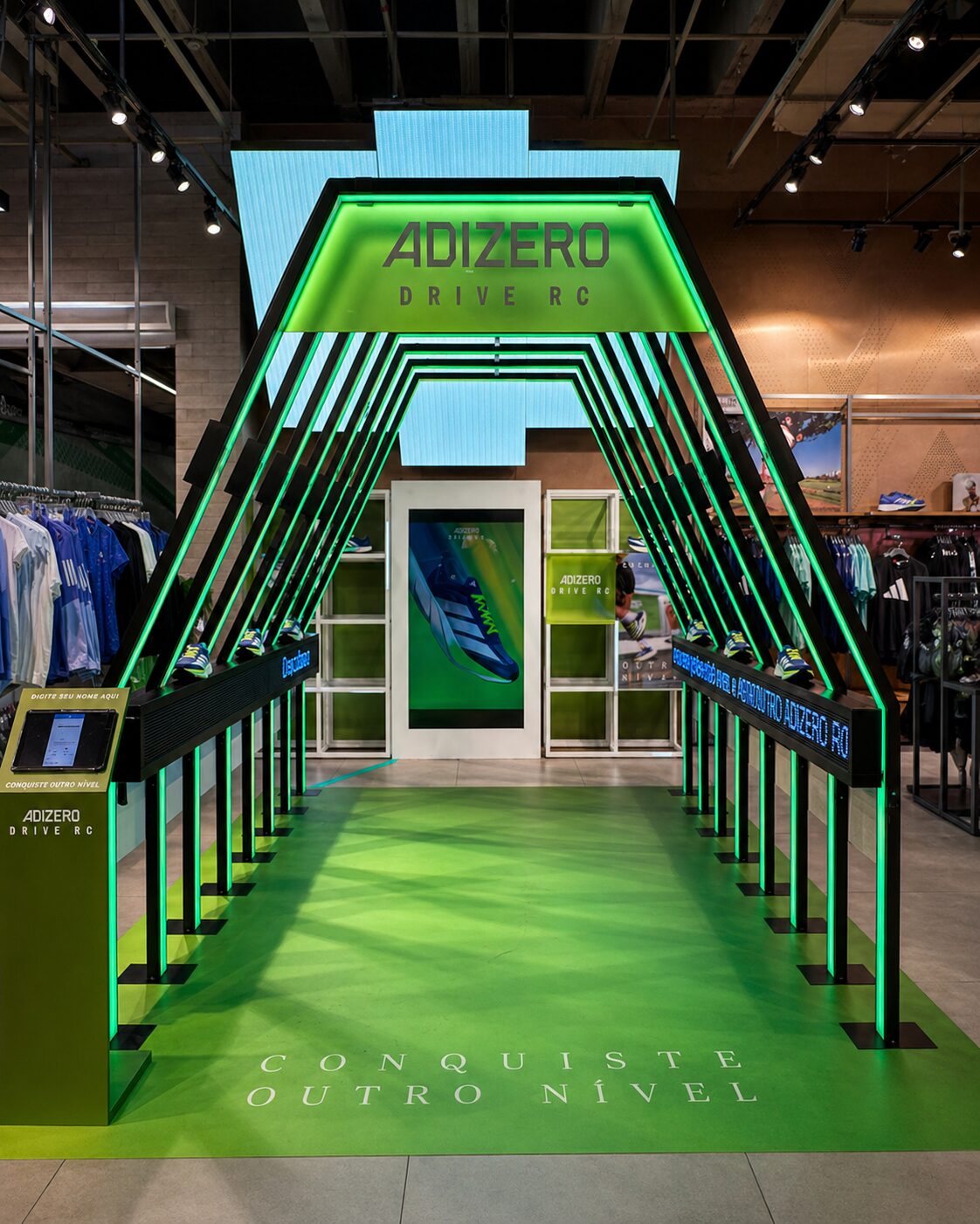 Display interativo Adidas — detalhe LED