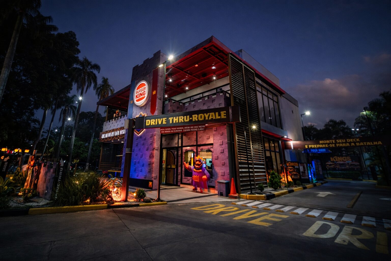 Fachada BK Clash Royale — noite
