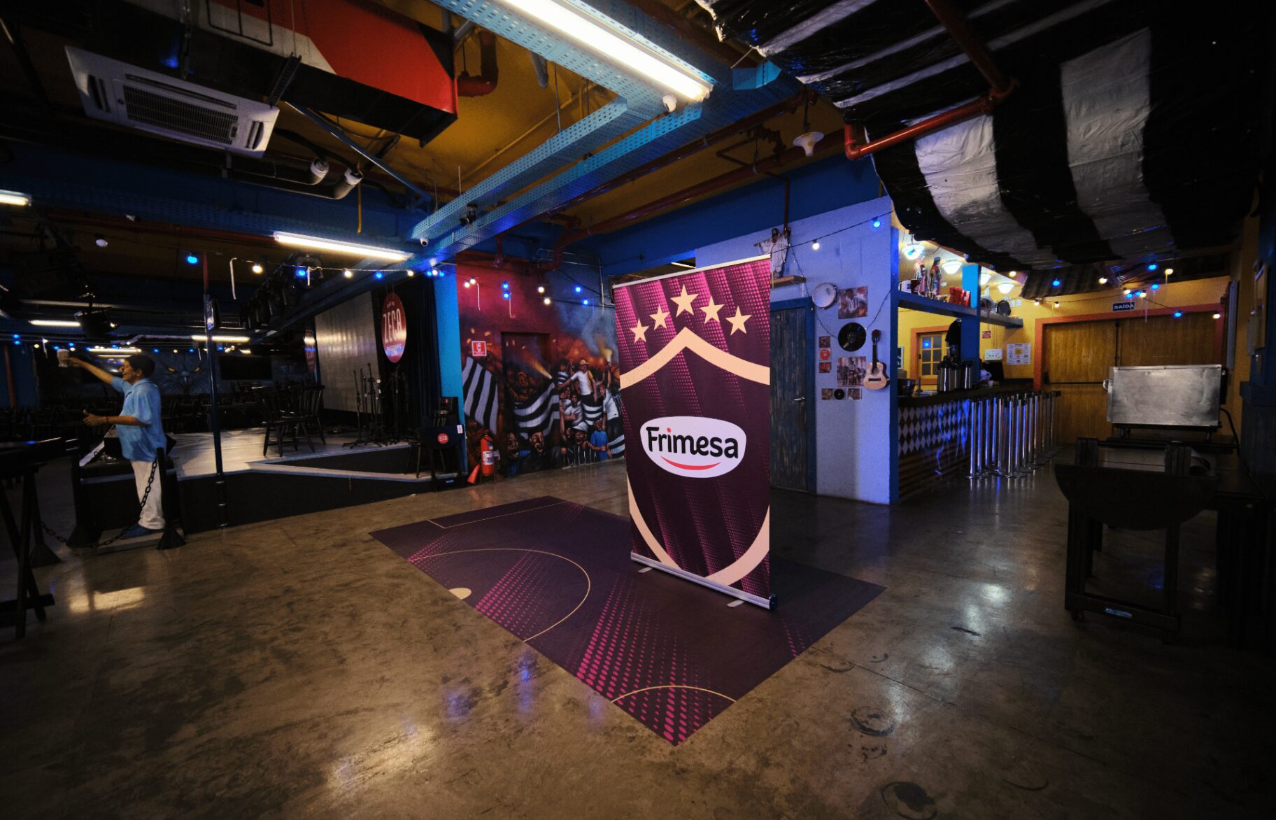 Ambientação interna com banner e adesivo de chão Frimesa
