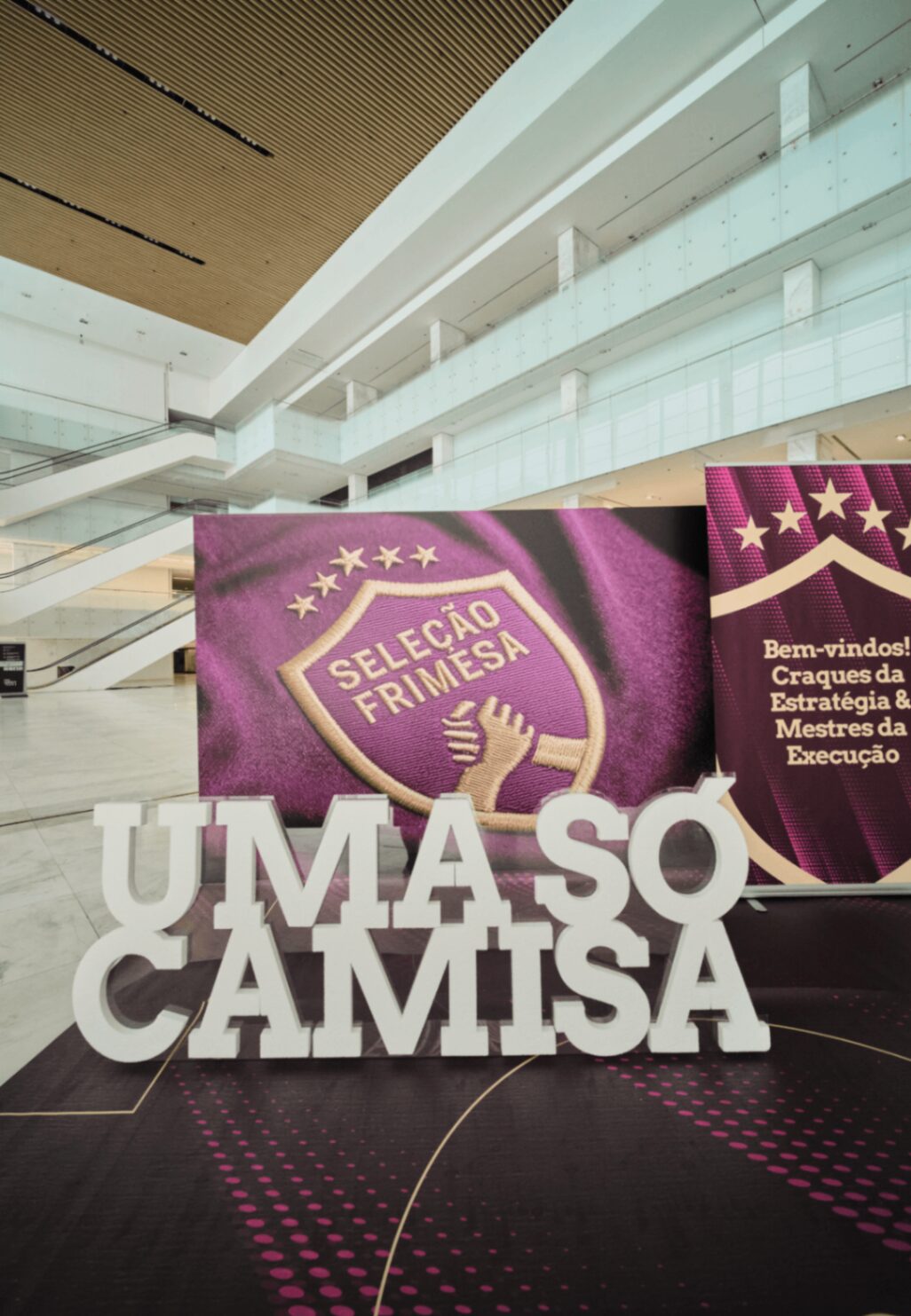 Roll-up Frimesa com adesivação de piso