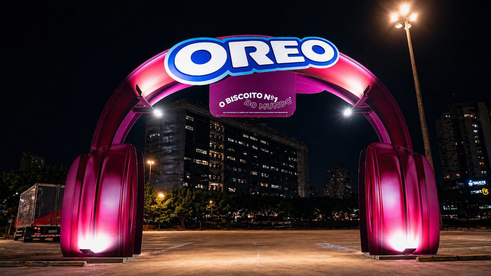 Portal Oreo iluminado à noite na cidade
