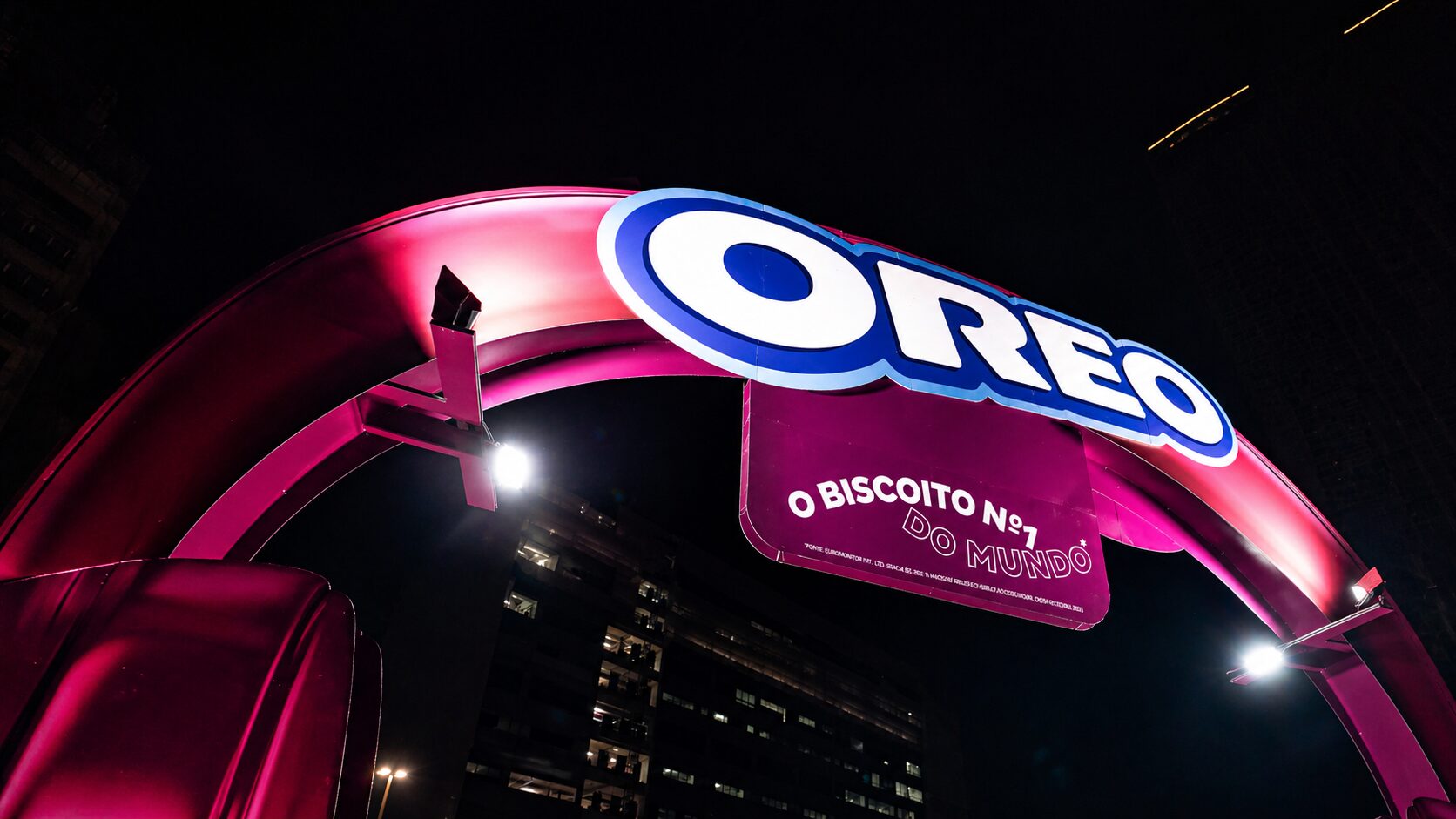 Detalhe do logo Oreo iluminado no portal