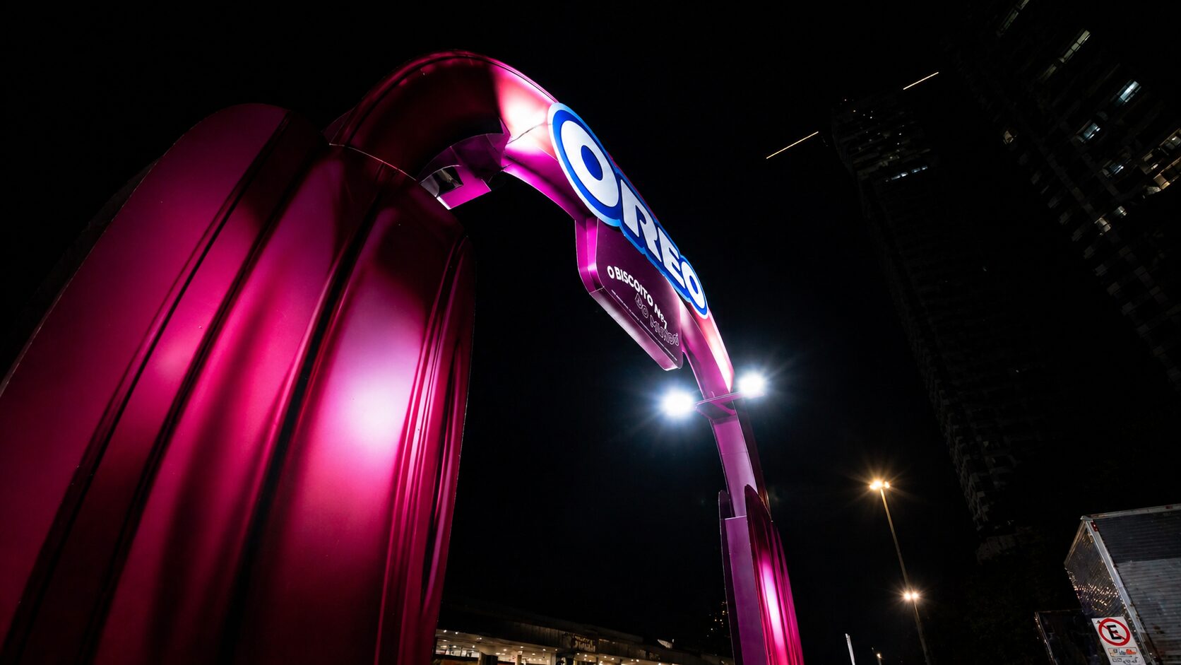 Vista em contra-plongée do portal Oreo iluminado
