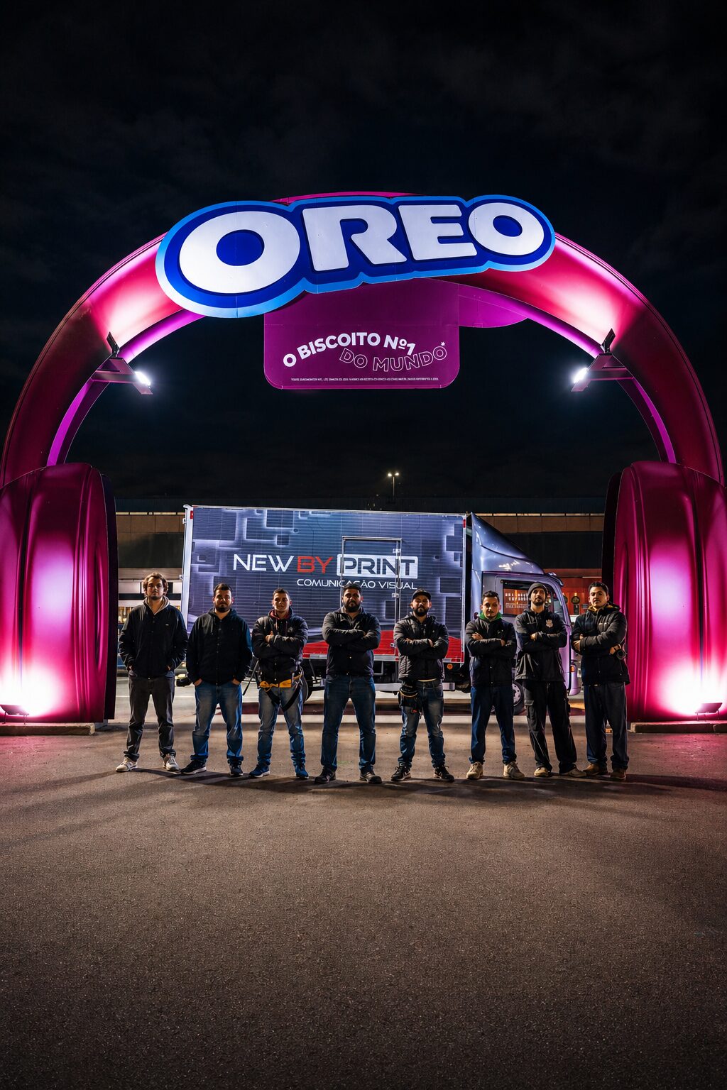 Equipe NewByPrint em frente ao portal Oreo finalizado